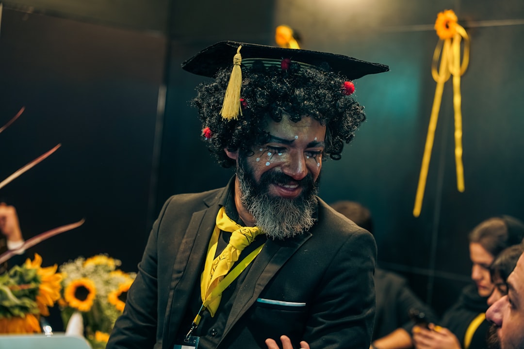 Estudiante con birrete representando la preparación avanzada para graduación