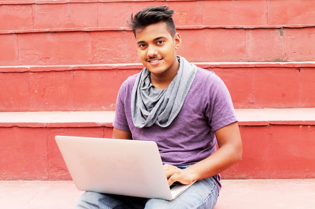 Estudiante de Bachillerato utilizando un ordenador portátil para estudiar online