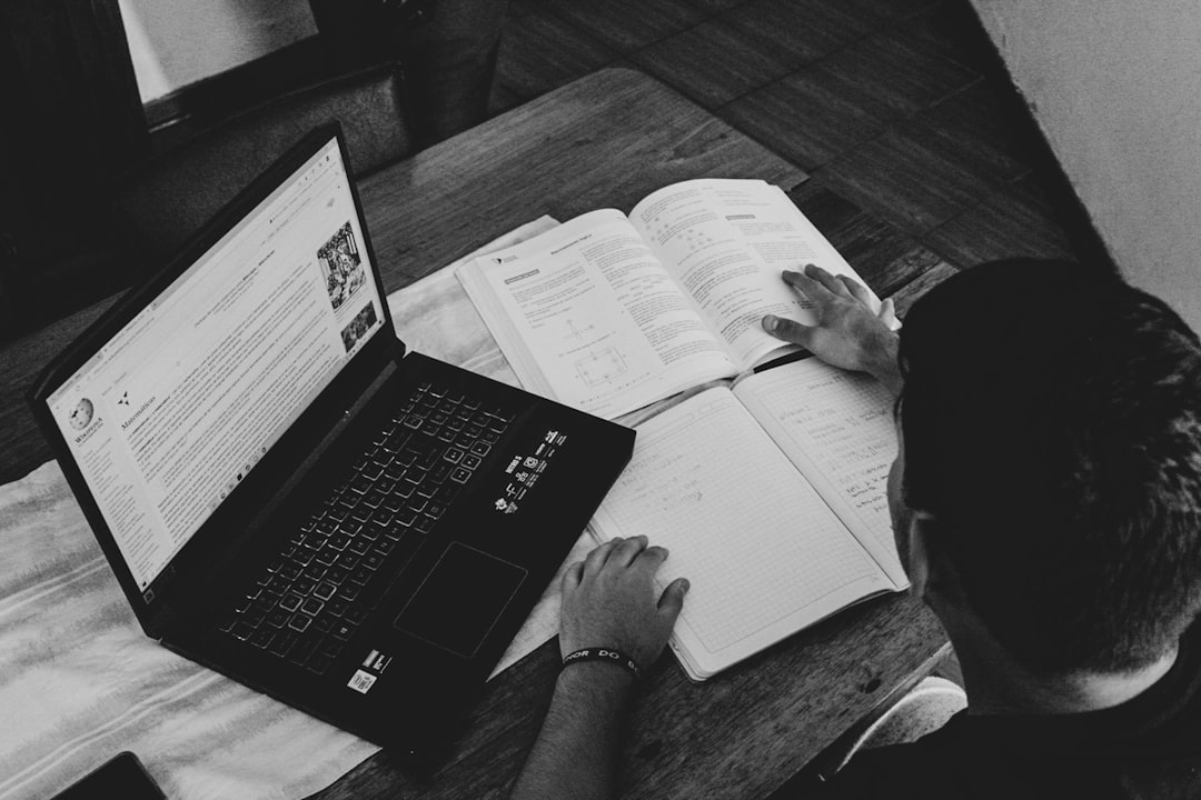 Estudiante leyendo y trabajando con materiales académicos para Secundaria online