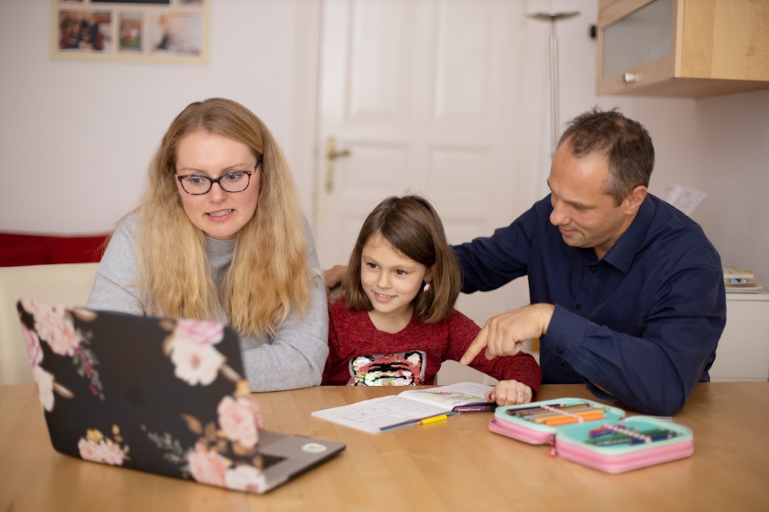 Familia revisando información educativa y administrativa desde casa