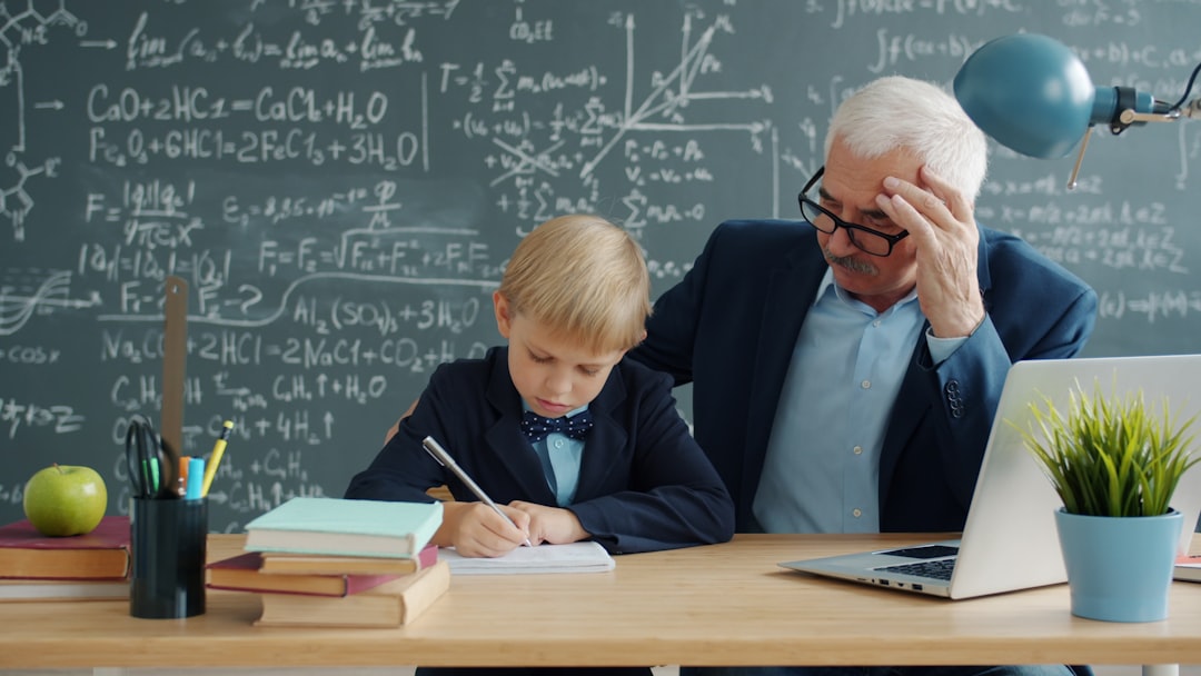 Tutor acompañando a un estudiante durante una sesión educativa