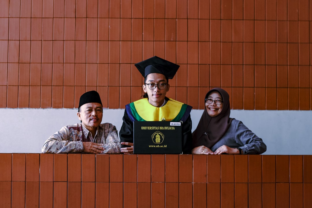 Estudiante graduada con su familia durante la etapa final del plan de graduación