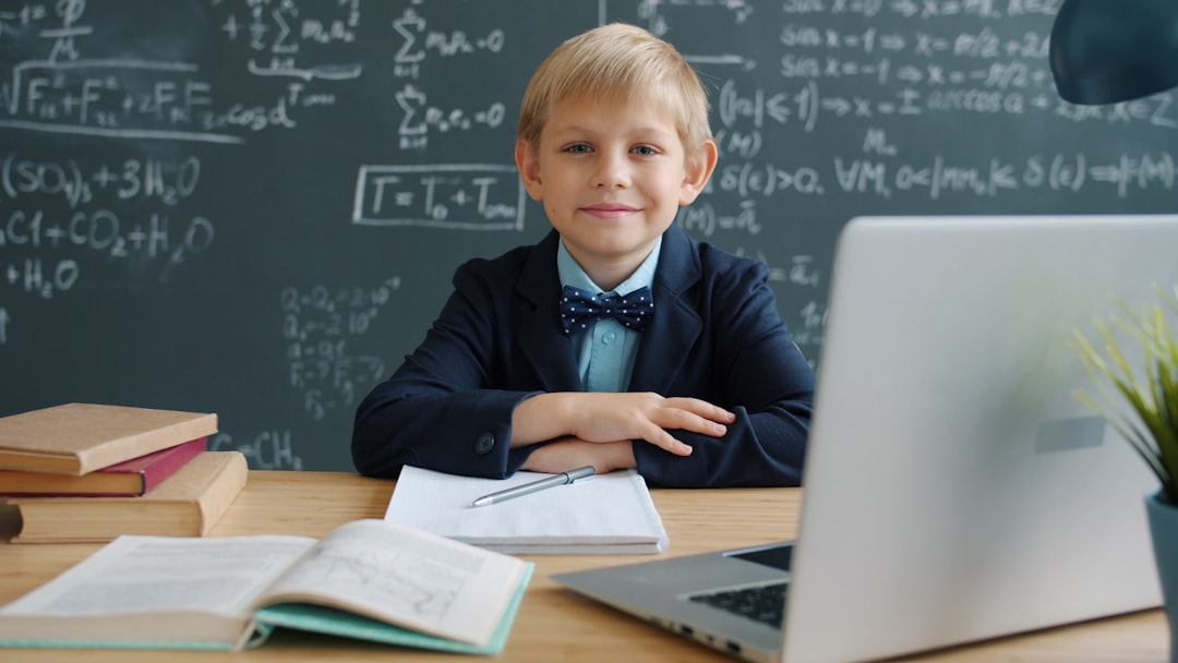 Estudiante preparado para un curso individual en un entorno académico