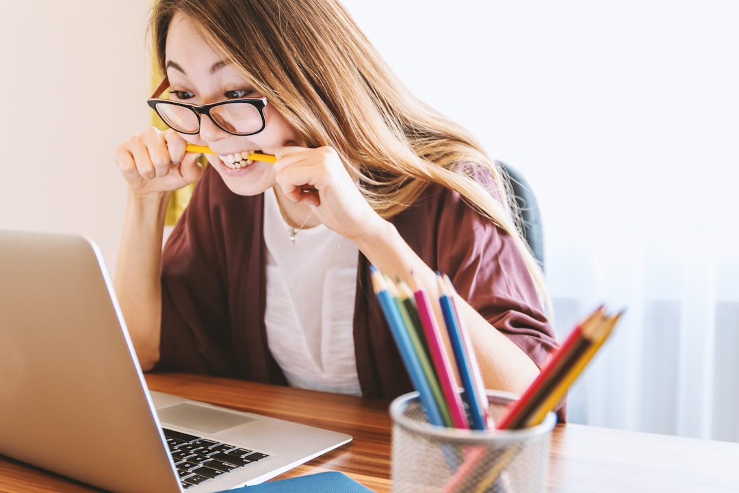 Estudiante adolescente trabajando con un ordenador durante una semana de estudio online