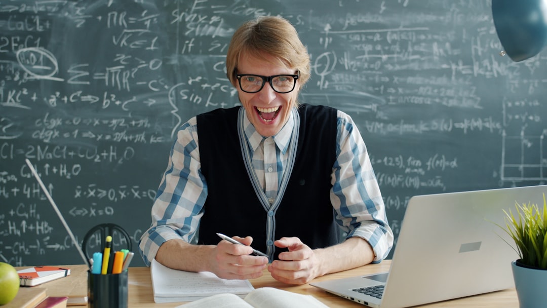 Docente sonriente en un entorno académico moderno