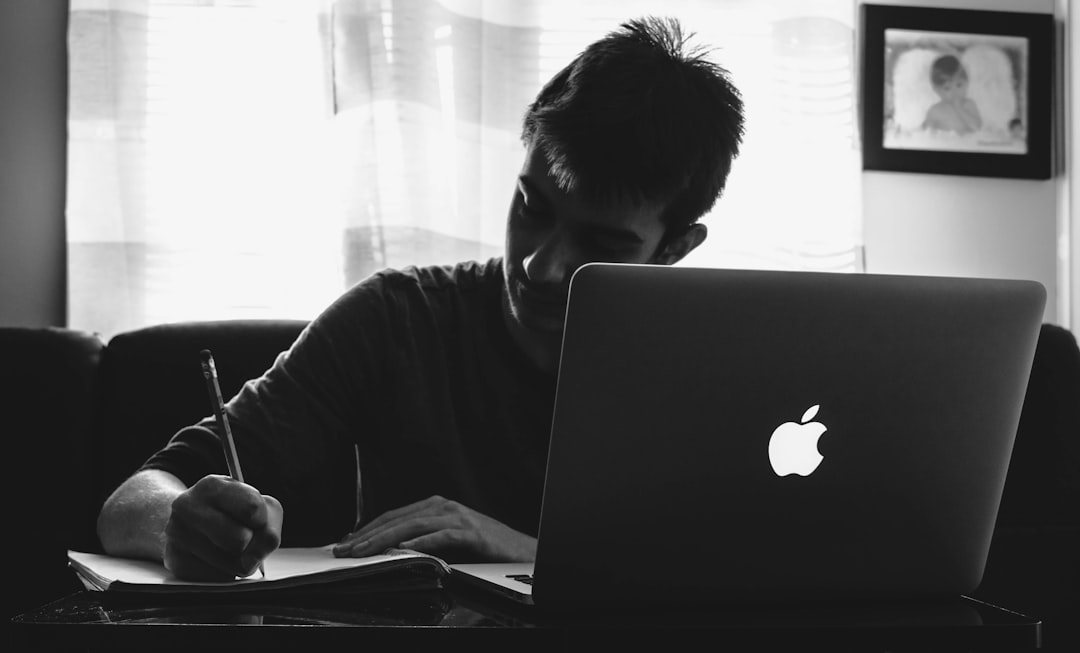 Estudiante de secundaria concentrado en su trabajo académico online