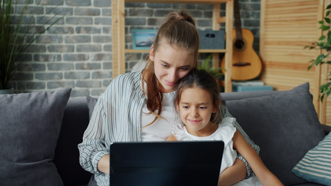 Familia utilizando un ordenador portátil para gestionar educación online