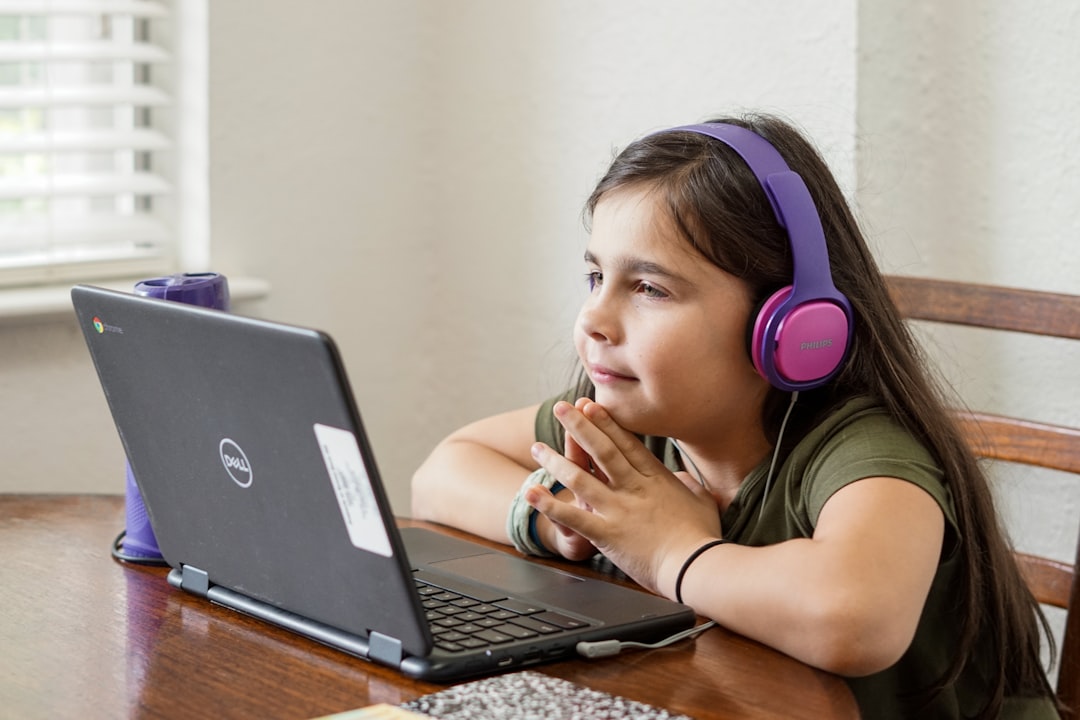 Estudiante de primaria con auriculares participando en aprendizaje online