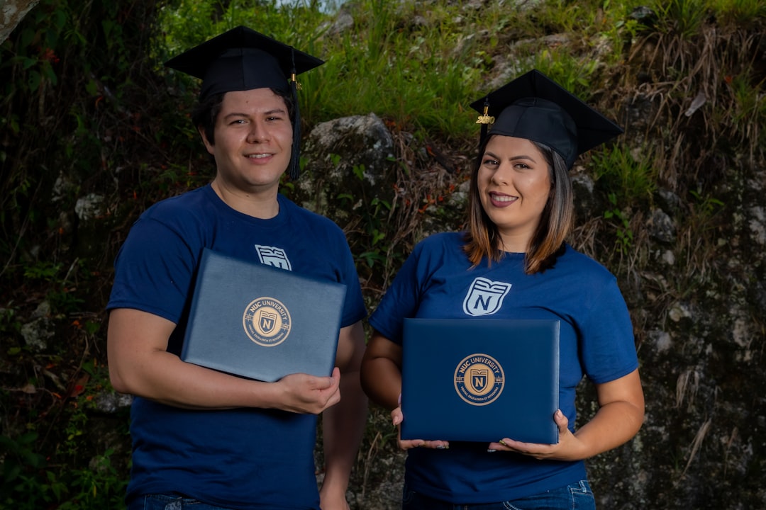 Estudiante de Bachillerato Americano preparándose para requisitos académicos de inglés